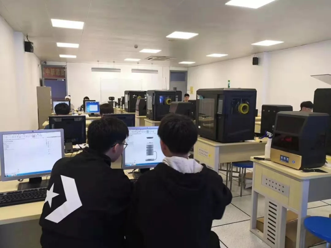 堆滿了3D打印機的比賽現場 堆滿了3D打印機的比賽現場